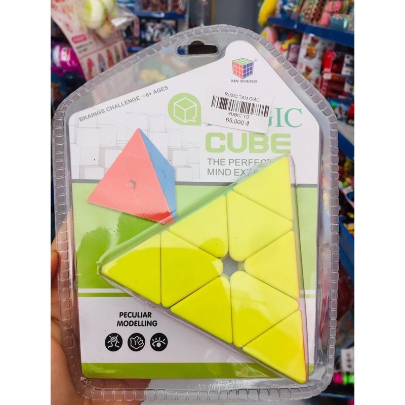 1 chiếc rubik tam giác 3x3 loại đẹp