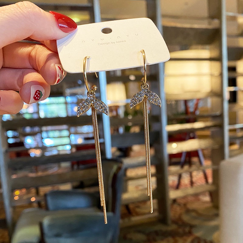 Bông Tai Mạ Bạc 925 Hình Đuôi Cá Dáng Dài Đính Đá Phối Tua Rua Thời Trang