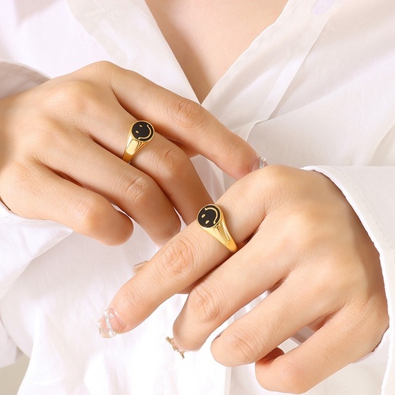 Nhẫn titan mặt tròn sơn đen họa tiết mặt cười không gỉ UR2203