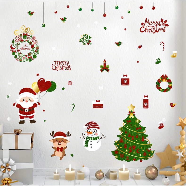 Decal dán tường Noel - Ông già noel cầm bóng tim đỏ bên cây thông xanh