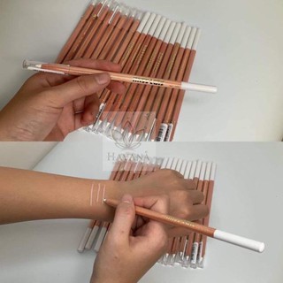 CHÌ MAKEUP MÀU TRẮNG VÀ ĐỎ VẼ MÔI