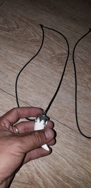Dây chuyền da Pu mặt nanh rất đẹp