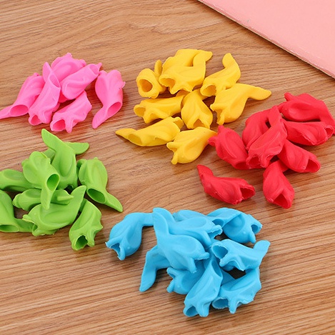 Đệm tay cầm bút hình con cá nhỏ bằng silicone luyện viết tiện lợi