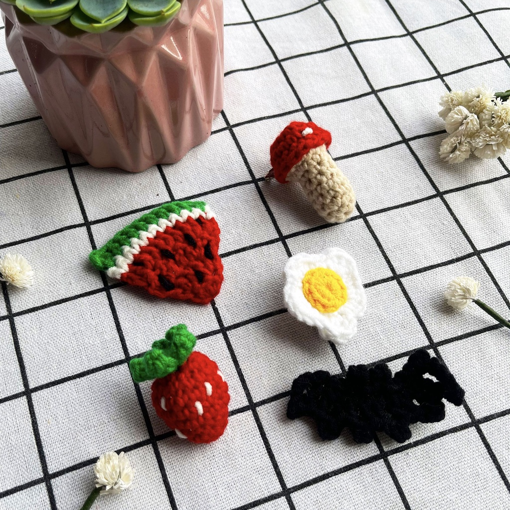 Huy hiệu/ Pin button cài áo balo móc bằng len