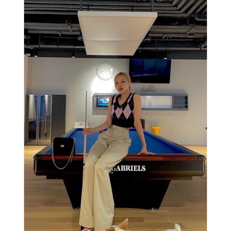 Áo Gile len kẻ ô quả trám giống Rosé BLACKPINK & Miyeon GIDLE