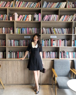 Váy đen cổ trắng
