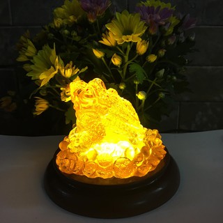Thiềm thừ Phong thủy có đế có đèn màu vàng dài 10.5 cm x rộng 14.5 cm