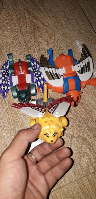 Một mô hình linh thú lắp ráp biến thành robot bằng nhựa