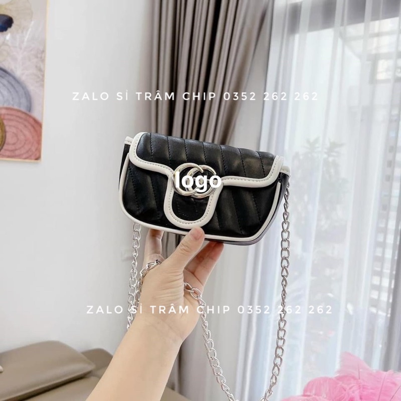 Túi Đeo Chéo Trần Vạch Màu Đen Trắng Logo Tag Bạc Size 18 Xinh Xắn