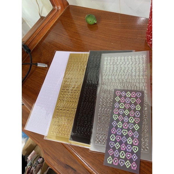 Nhãn dán chữ cái