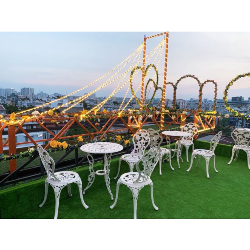 Bàn ghế sân vườn nhôm đúc hoa hồng 2 ghế 1 bàn màu trắng kem