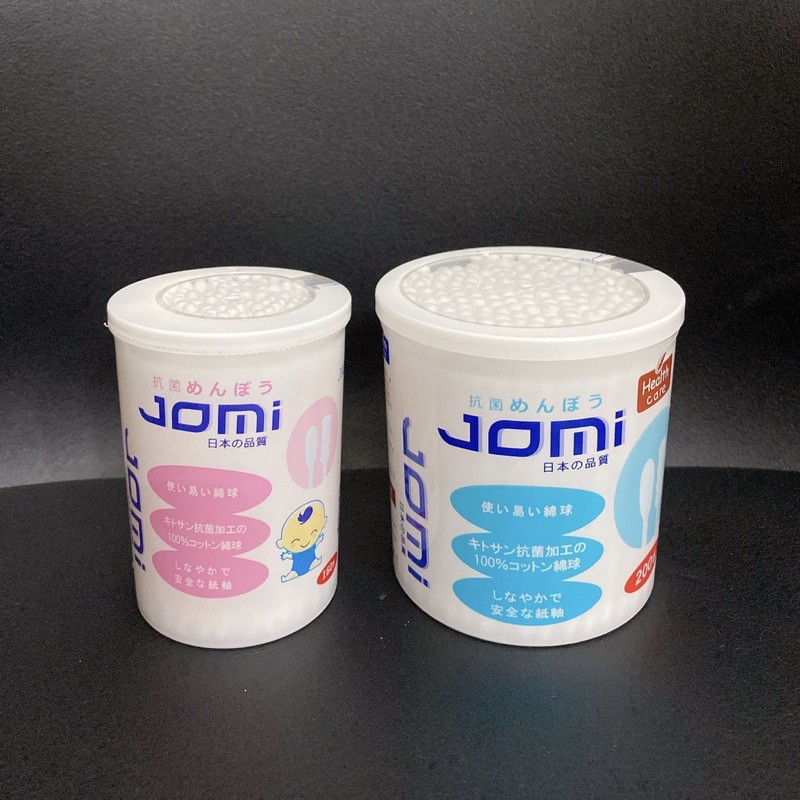 Tăm bông ráy tai người lớn JOMI kháng khuẩn, thân giấy cứng, bông gòn mềm giúp làm sạch tai dễ dàng hơn.
