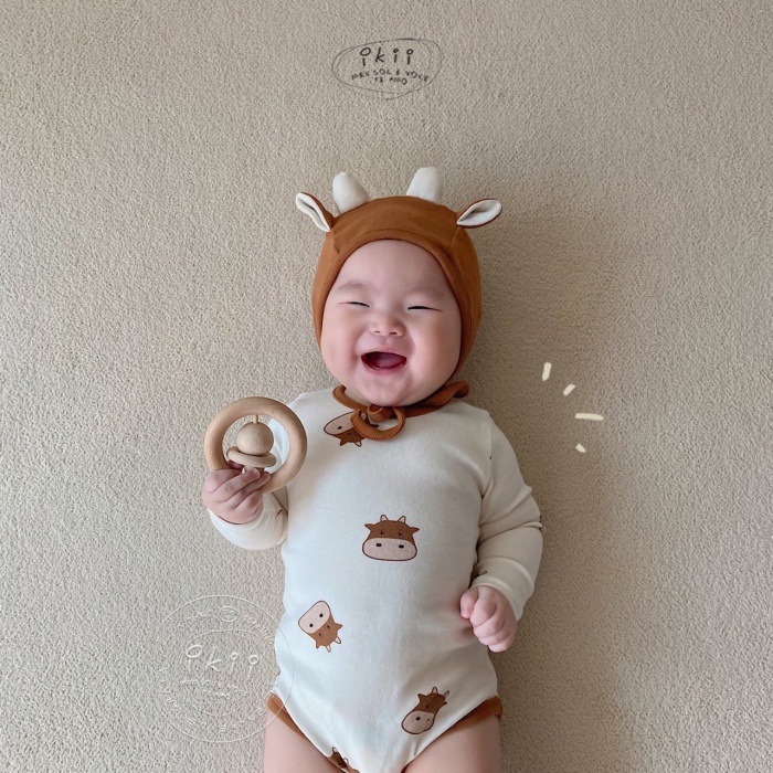 Set áo liền quần dài tay vải cotton họa tiết bò sữa dễ thương kèm mũ thời trang thu đông cho trẻ sơ sinh