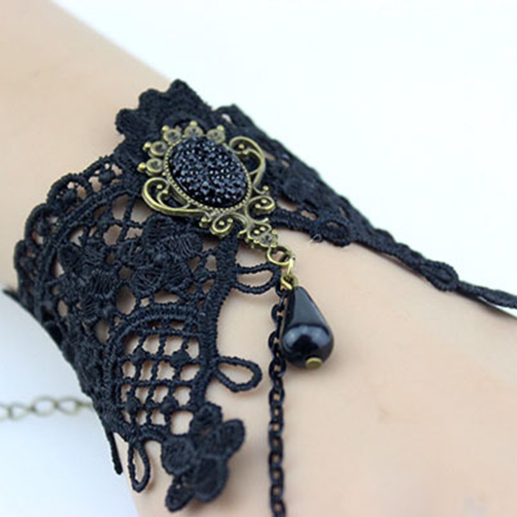 Vòng tay thiết kế ren màu đen kết hợp cùng nhẫn có đính đá phong cách quyến rũ | BigBuy360 - bigbuy360.vn