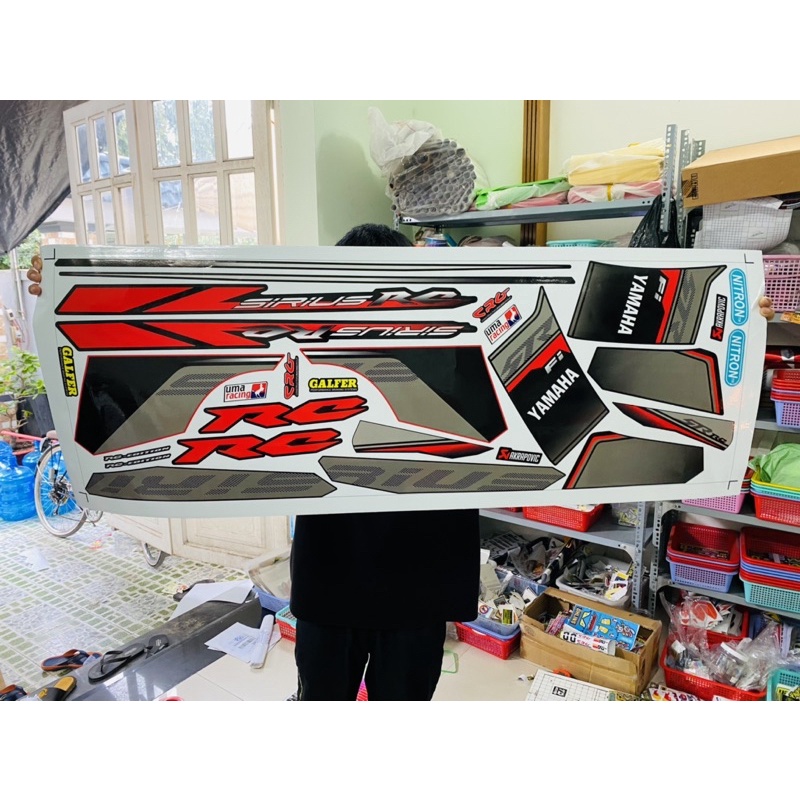 ( Quí khách vui lòng mang ra tiệm cho thợ dán ) xe Sirius fi mẫu zin đỏ đen