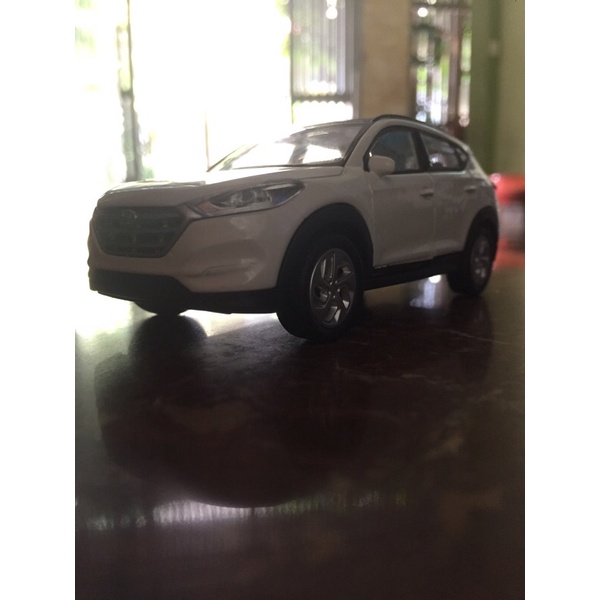 Mô hình xe hyunhdai tucson mở được 2 cửa trước và chạy bằng cót