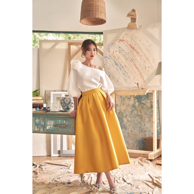 🔥𝓠𝓾ả𝓷𝓰 𝓒𝓱â𝓾 CAO CẤP🔥 Set áo váy kiểu áo tay con lệch vai phối hoa váy xoè xếp ly áo trắng vàng phi mờ cao cấp ladyvin