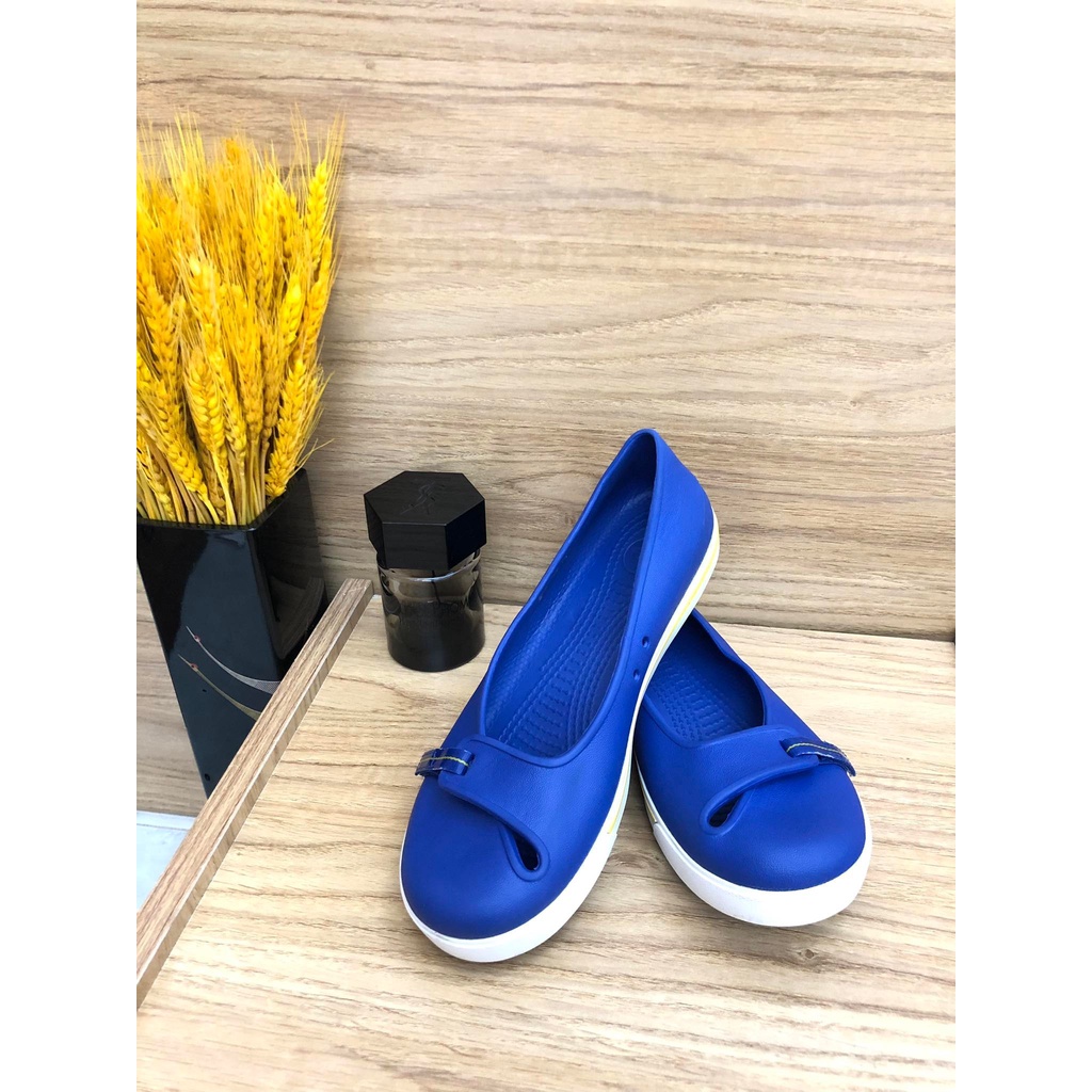 Đôi giày Crocs chính hãng, còn mới