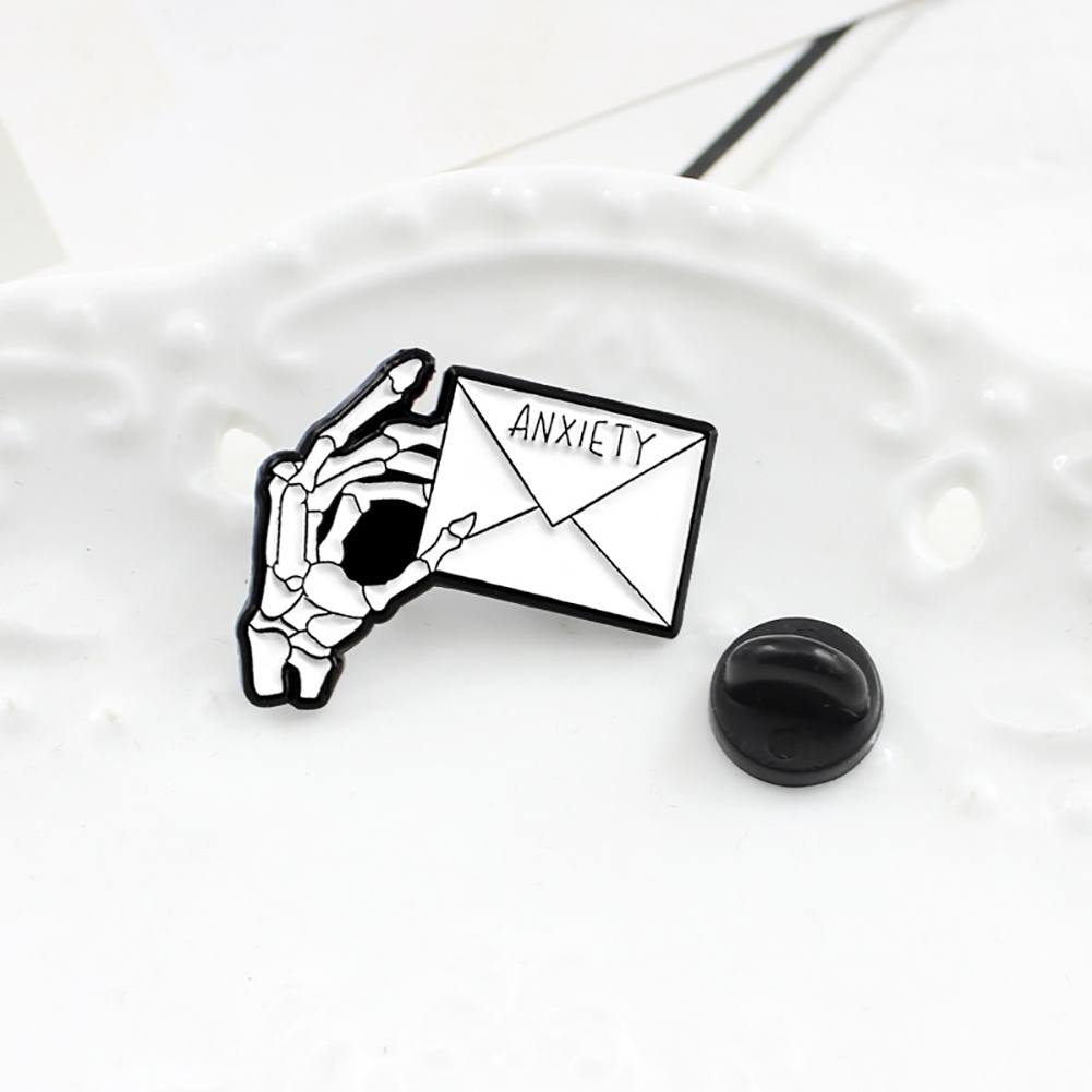 Ghim cài kiểu bàn tay xương cầm lá thư cổ điển trang trí áo khoác dành cho nam và nữ