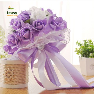 Bó hoa hồng cưới cầm tay cô dâu đính ruy băng