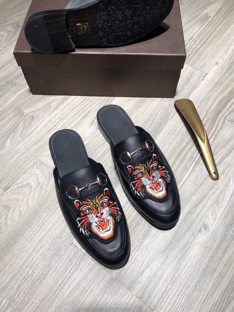 Giày Sục Nam Thêu Mặt Báo Đỏ Kiểu Dáng Hàn Quốc | BigBuy360 - bigbuy360.vn