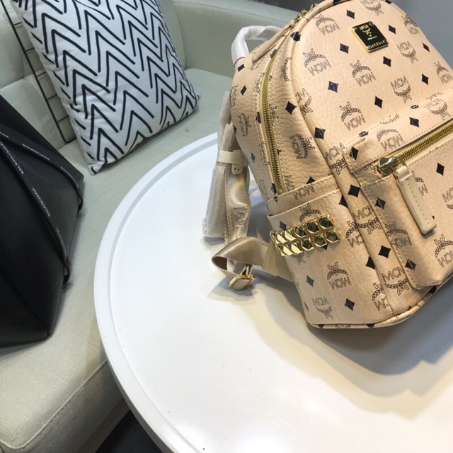 Balom màu kem size trung kèm móc khoá chó