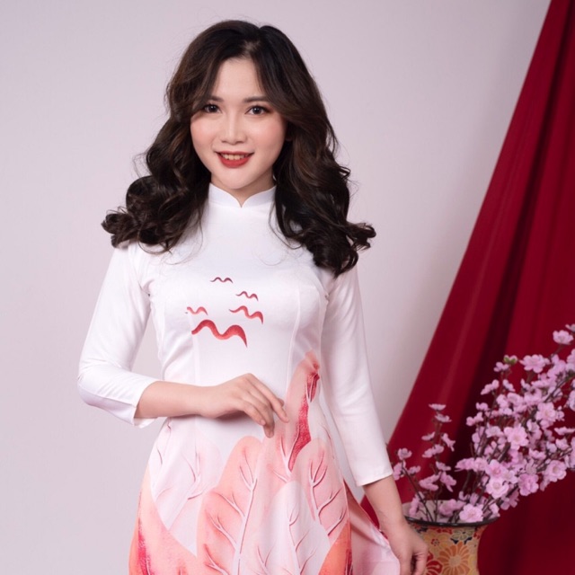 Áo dài lụa truyền thống hoạ tiết cô gái đẹp lạ