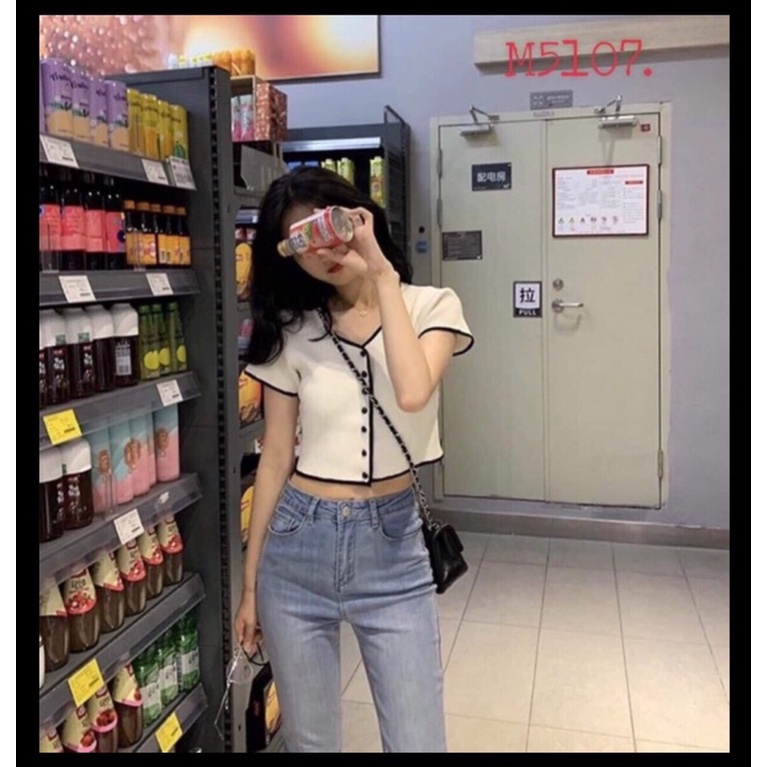 Áo thun trắng đen tay ngắn đường viền nút khác màu