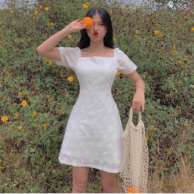 ĐẦM TRẮNG HOA CÚC CỔ VUÔNG