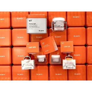 Kem dưỡng trắng và tái tạo da V7 Toning Light cung cấp độ ẩm. tái tạo làn da, cung cấp dưỡng chất hiệu quả