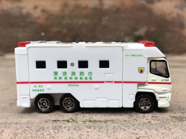 Xe cứu thương mô hình Isuzu Super Ambulance