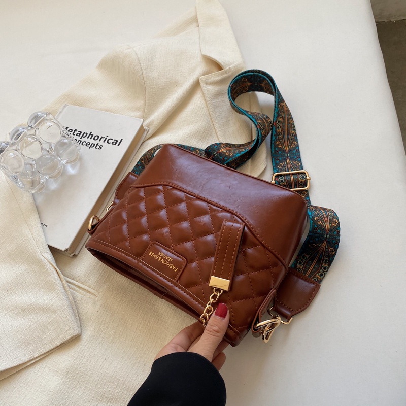 Túi Xách Bucket Đeo Vai Màu Sắc Tương Phản Đính Đá Đơn Giản Xinh Xắn