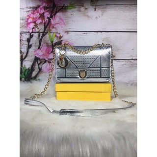 (TẶNG TÚI GẤM ĐỎ MAY MẮN hoặc VÒNG TAY CHỈ ĐỎ MAY MẮN)Túi xách nữ DRM bạc khóa sập