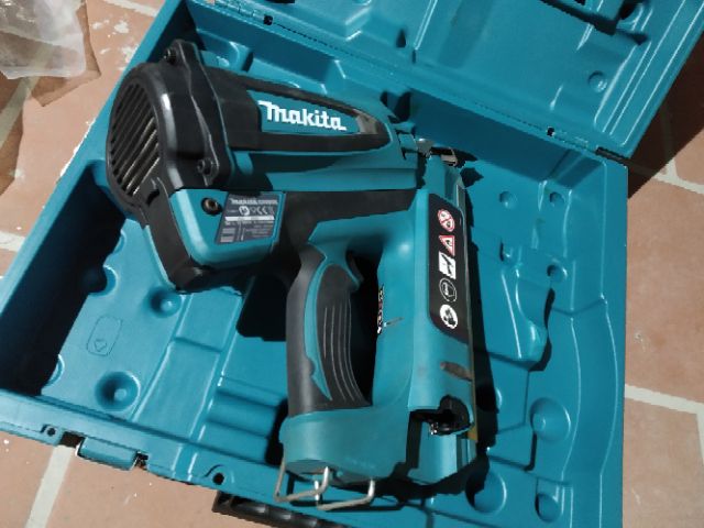 Súng bắn đinh makita GN900