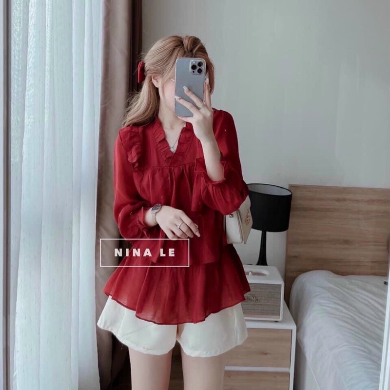 Set bộ lụa cổ V gồm áo bèo tầng đỏ và quần đùi trắng