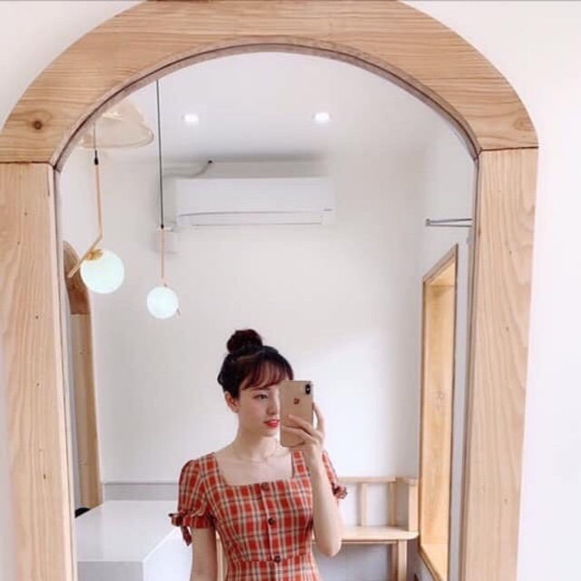 Đầm caro , cổ vuông, tay phồng thắt nơ nha mn. 2 màu luôn trắng da nè. Giảm 15% còn 156.000k