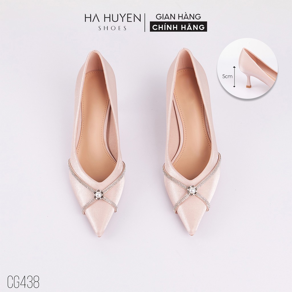 Giày cao gót lụa nữ Hà Huyền Shoes mũi nhọn đính đá chéo ngọc trai gót cong 5 phân - CG438