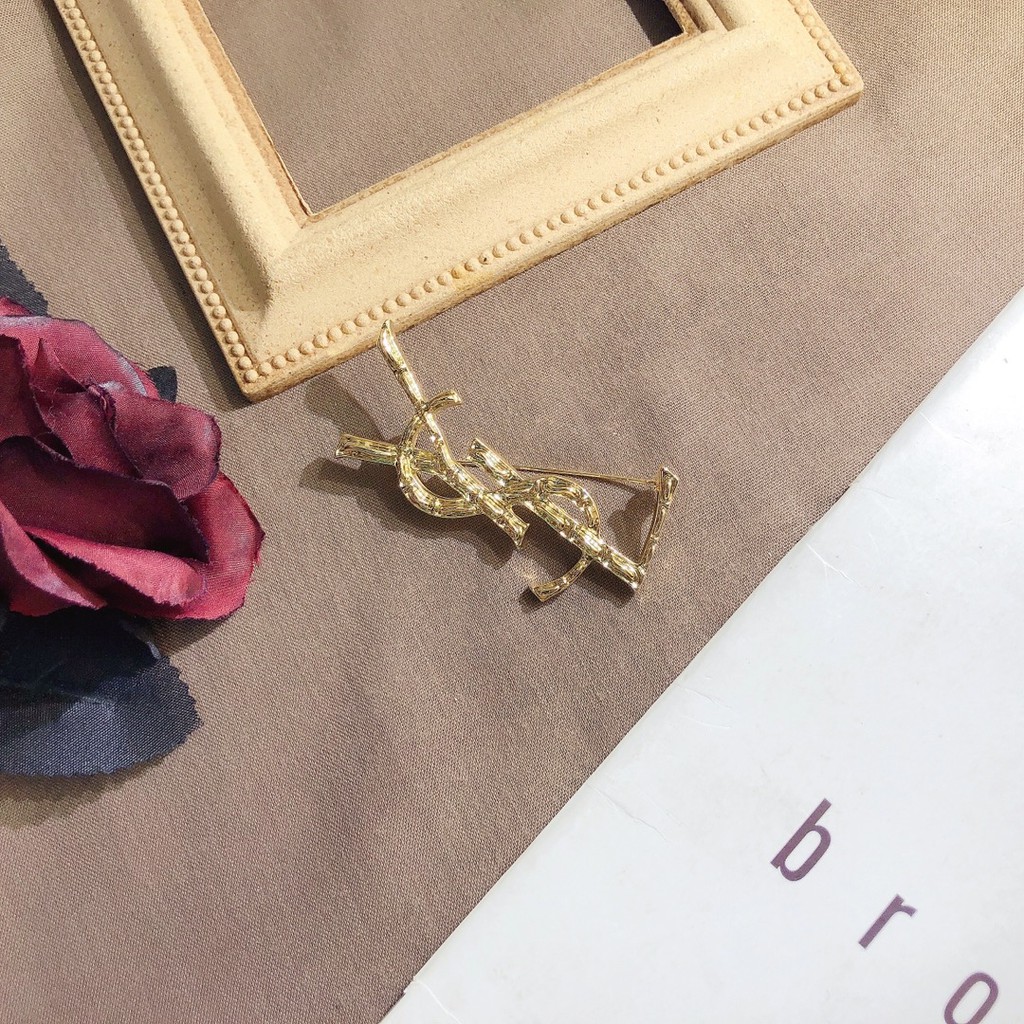 YSL Trâm cài áo bằng thép titan hình chữ cái thời trang