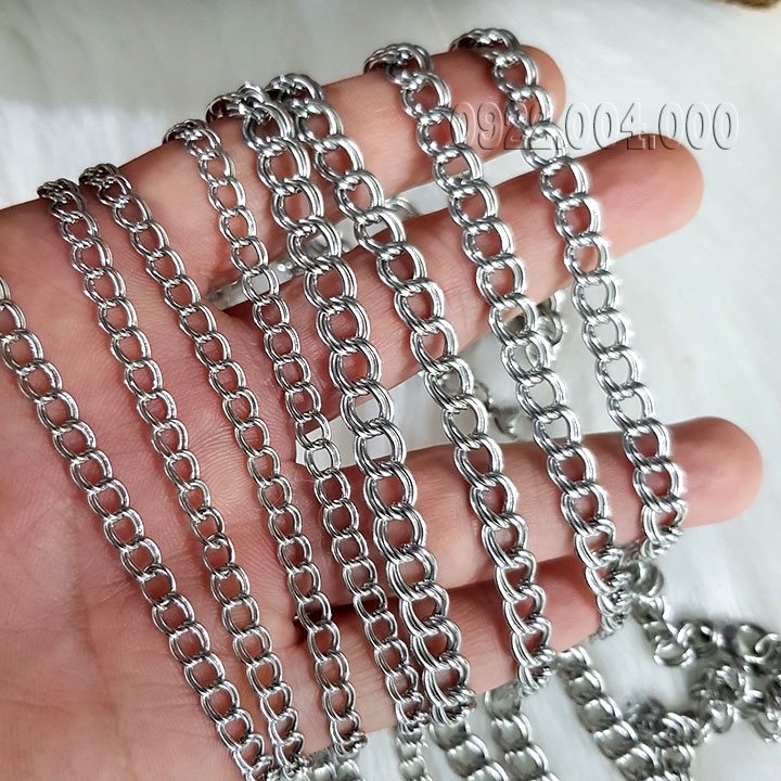 Dây chuyền xích nằm cá tính phù hợp cả nam và nữ.