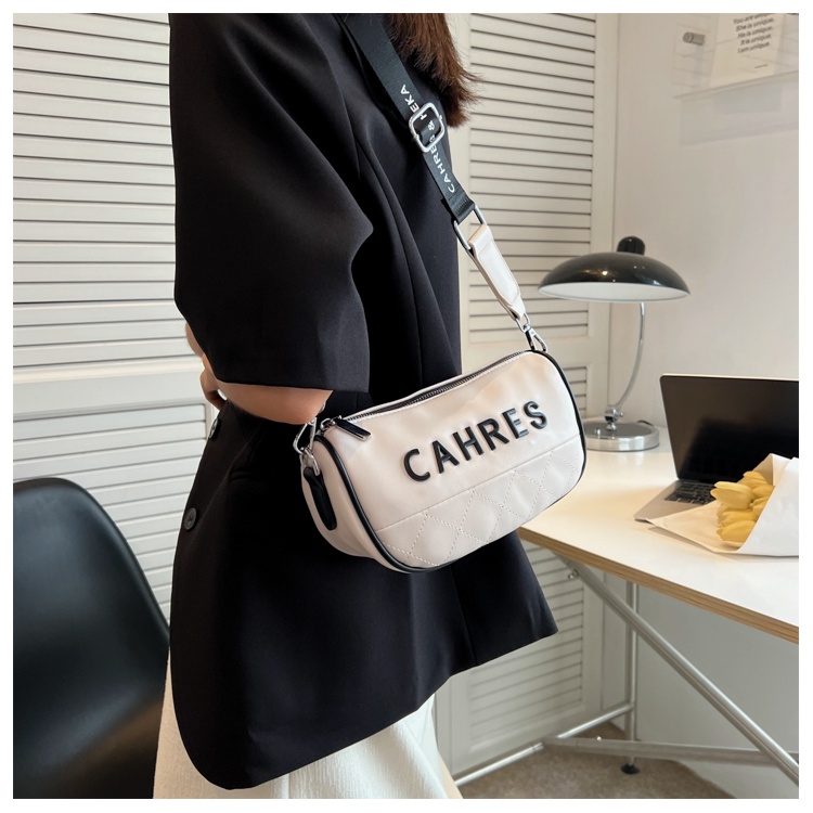 Túi xách bán nguyệt viền CAHRES