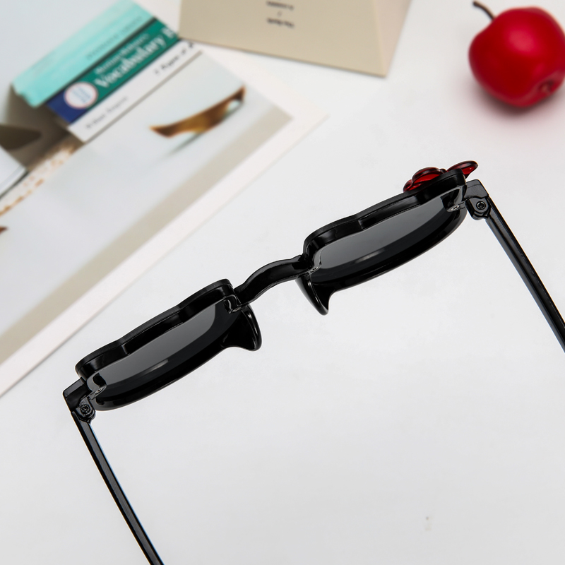 Kính mát kiểu dáng mèo dễ thương thời trang cho bé