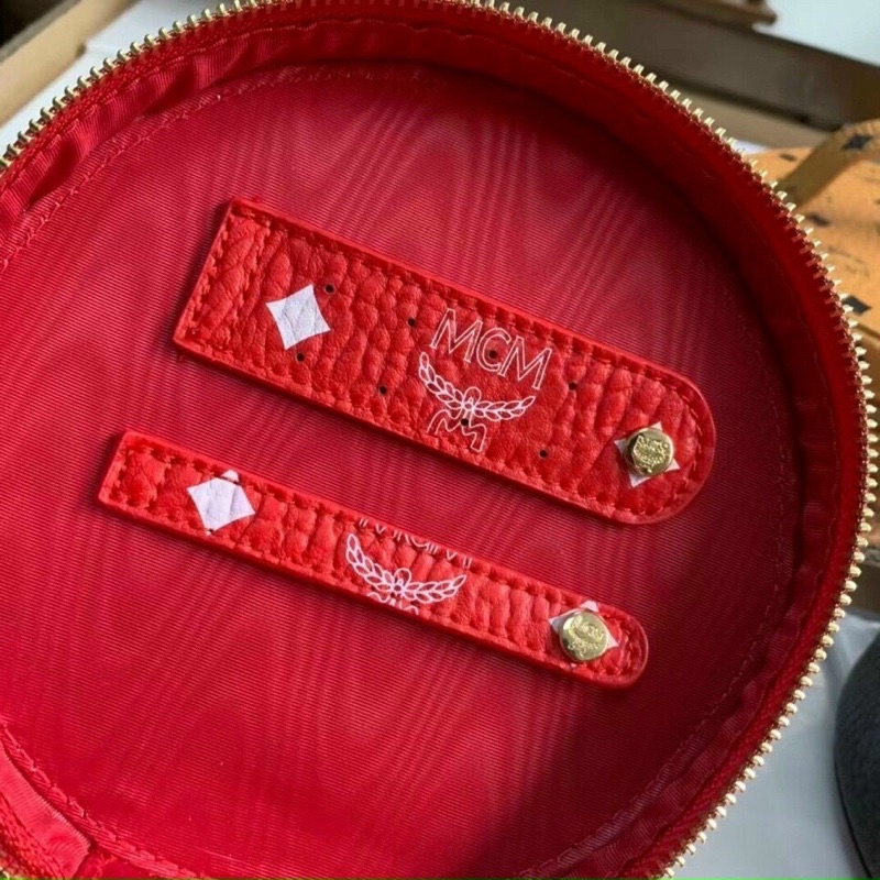 Túi tròn đỏ hãng MCM