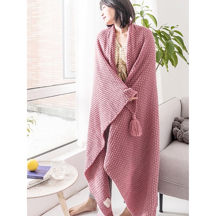 Chăn len phối tua rua phong cách Bắc Âu cho nhân viên văn phòng