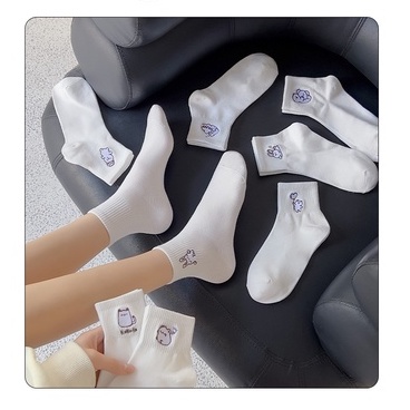 Vớ tất cổ trung trắng thêu icon gấu nâu ôm tim