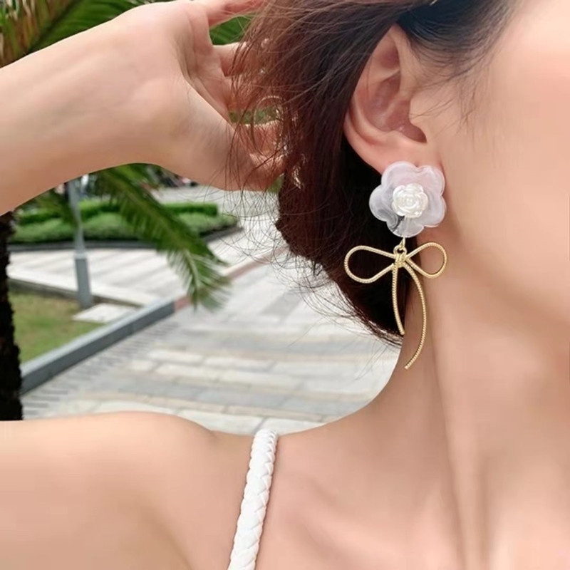 Bông Tai Kim Loại Bạc S925 Hình Hoa Trắng Đính Nơ Độc Đáo