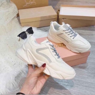 Giày thể thao trắng dạ quang