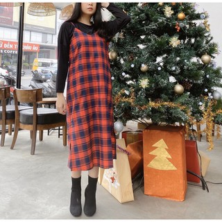Set đầm yếm caro đỏ và áo pull đen