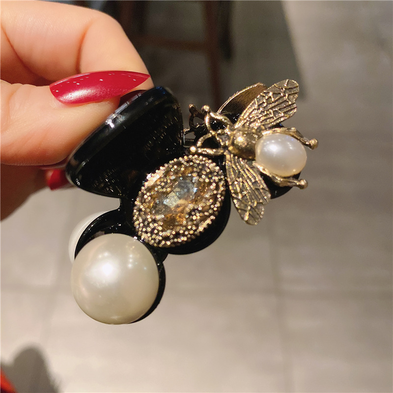 Kẹp tóc hình con ong đính ngọc trai giả phong cách Vintage