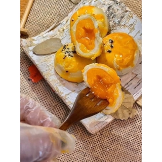 Bánh pía trứng muối chảy thùng 2.5kg date 6 tháng.
