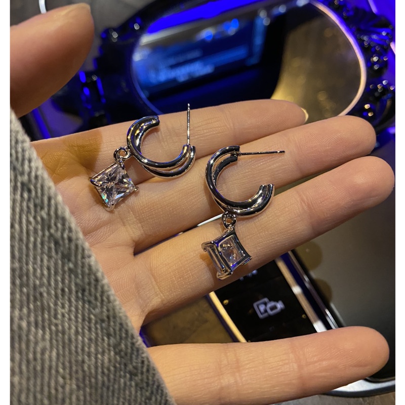 Khuyên Tai Đính Đá Lấp Lánh Phong Cách Thời Trang Mới Dành Cho Nữ